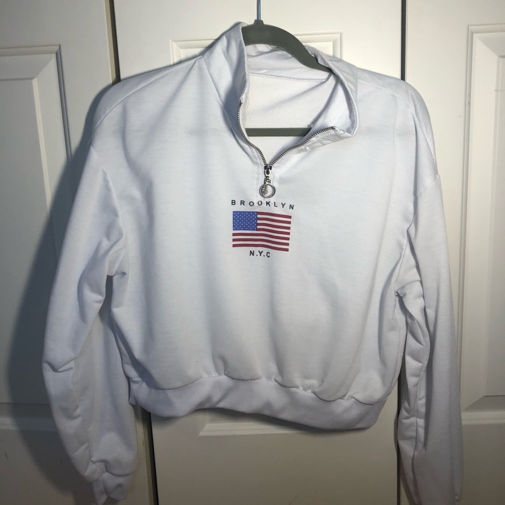 White half zip sweatshirt with circle style zip